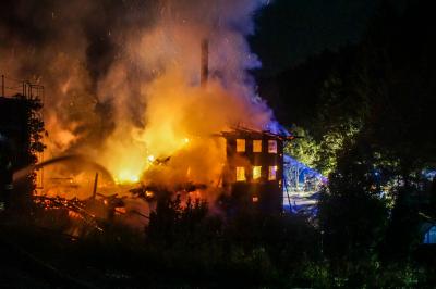 Schramberg-Tennenbronn: Mehrere hunderte Jahre alter Schwarzwaldhof wird Raub der Flammen